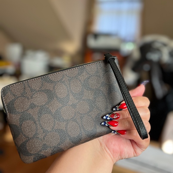 NEW‼️ COACH Large Corner Zip Wristlet In Signature Canvas NEW WITH TAGS - Picture 9 of 16